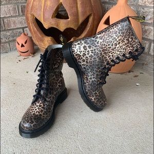 🍒💣 Dr Martens 10 eyelet cheetah print boots